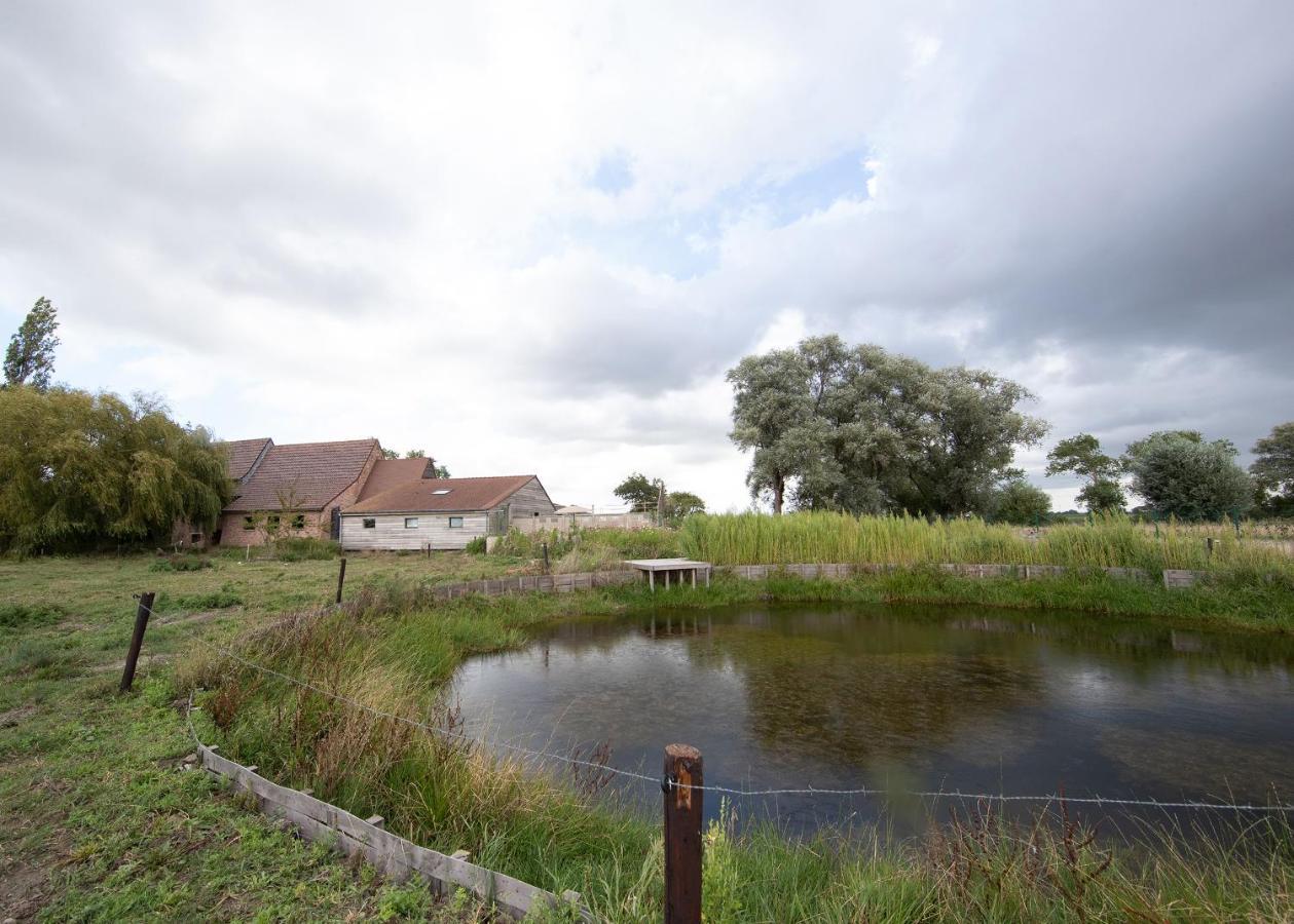 Landelijk Vakantiehuis In Diksmuide Met Een Tuin En Vijver Eksteriør billede